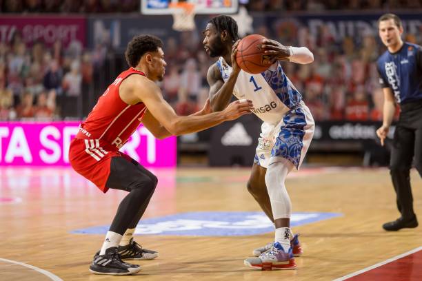 是她在中场 是她在中场